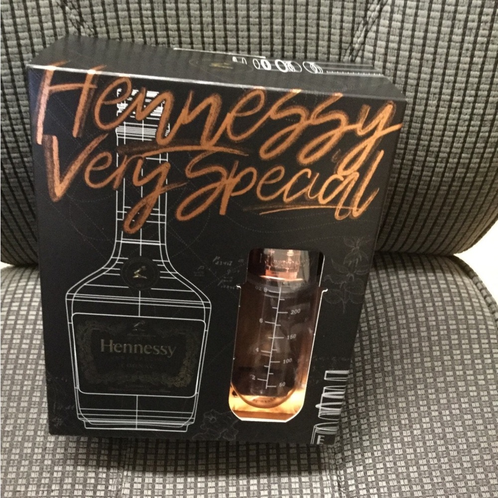 New Hennessey Gift Set box